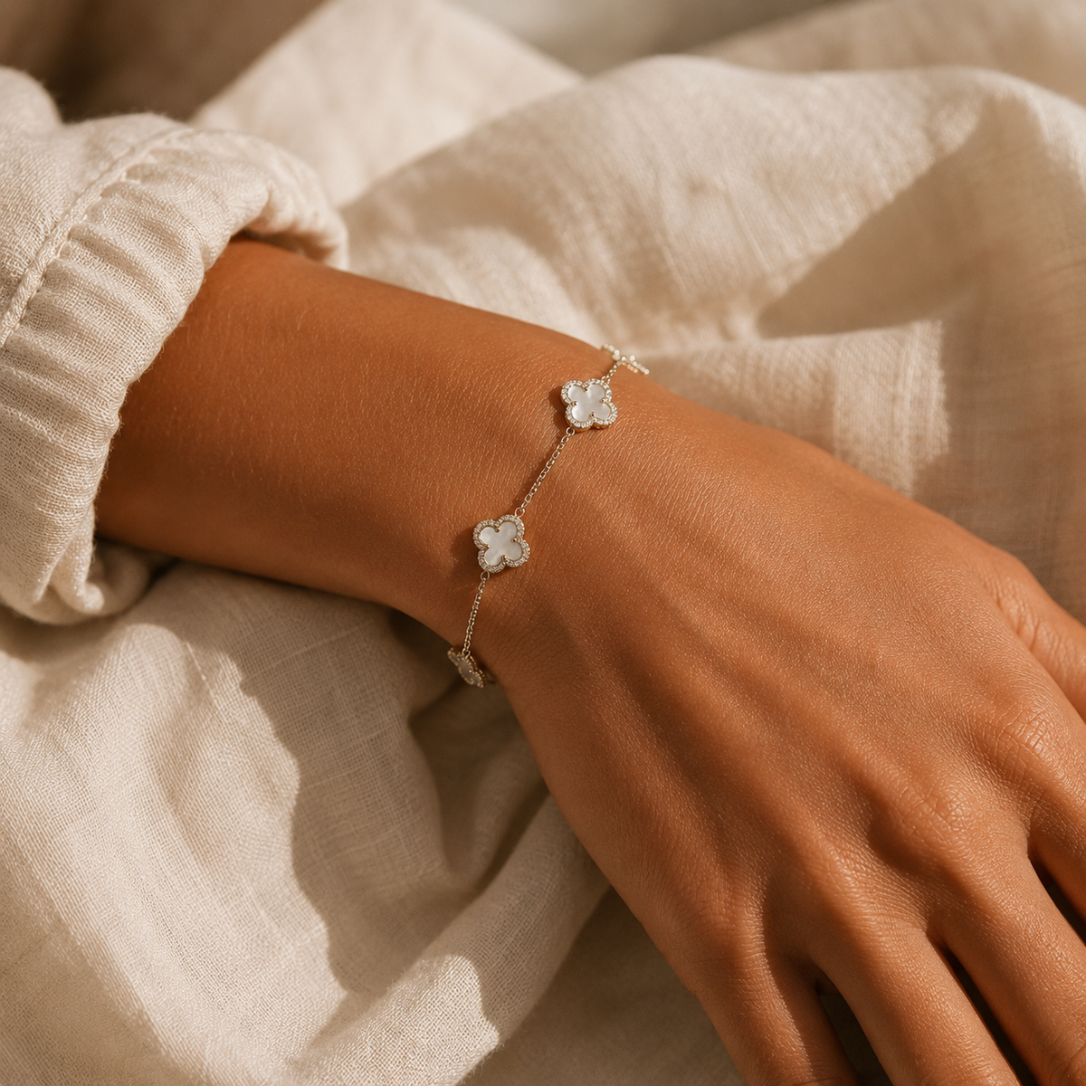Pulseira Flores Brancas em Prata Dourada